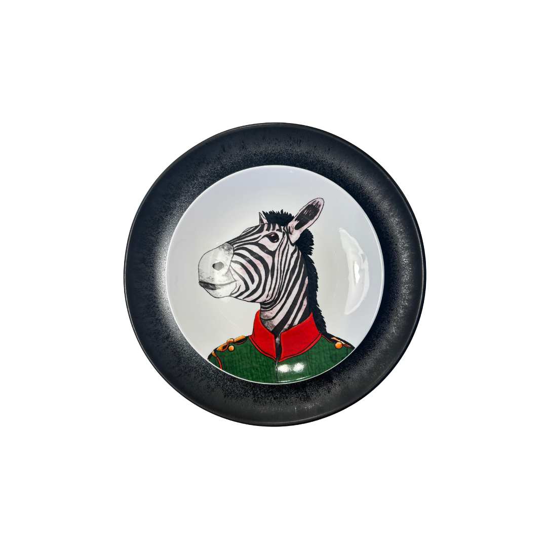 Plato porcelana cebra sobre plato negro antracita ceramica