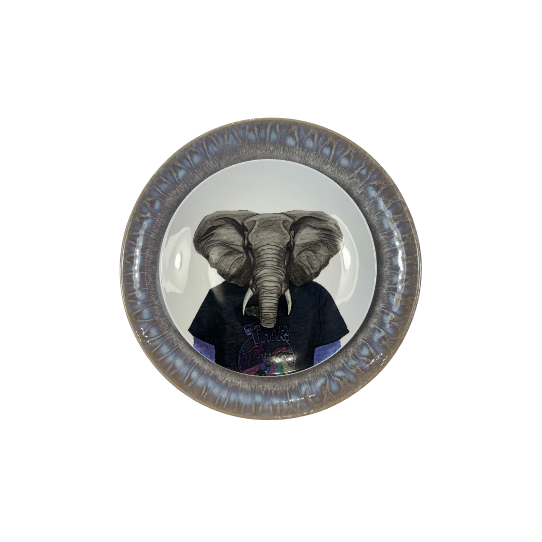 Plato porcelana elefante sobre plato violeta ahumado brillo