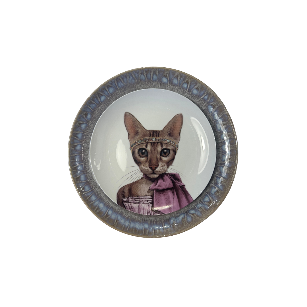 Plato porcelana gata sobre plato violeta ahumado brillo