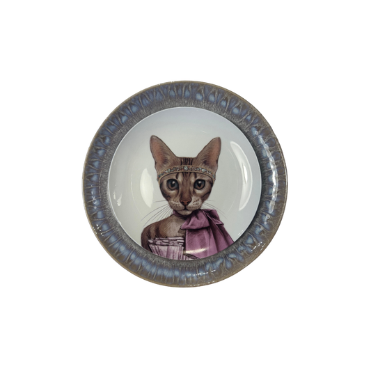 Plato porcelana gata sobre plato violeta ahumado brillo