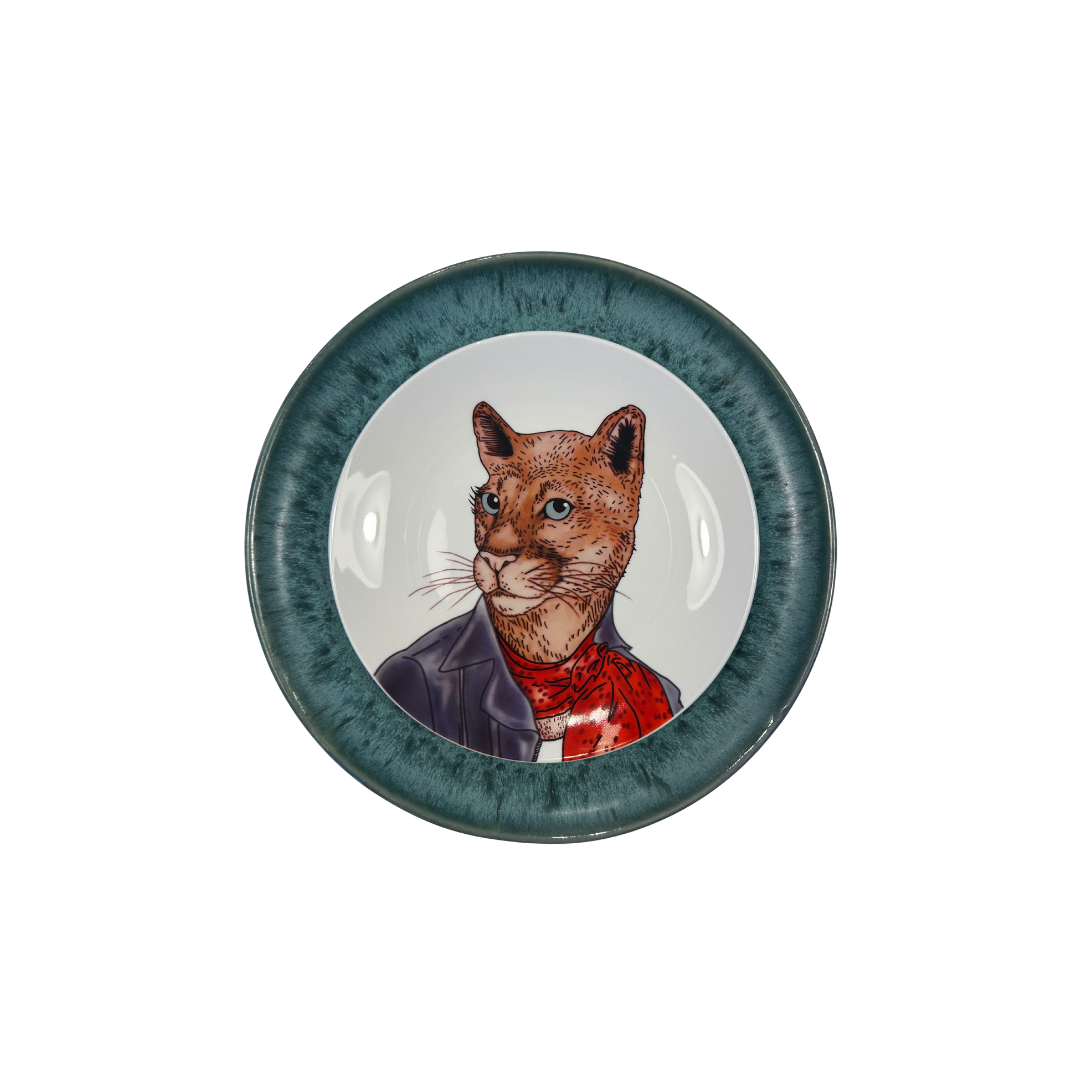Plato porcelana leoparda sobre plato turquesa ceramica