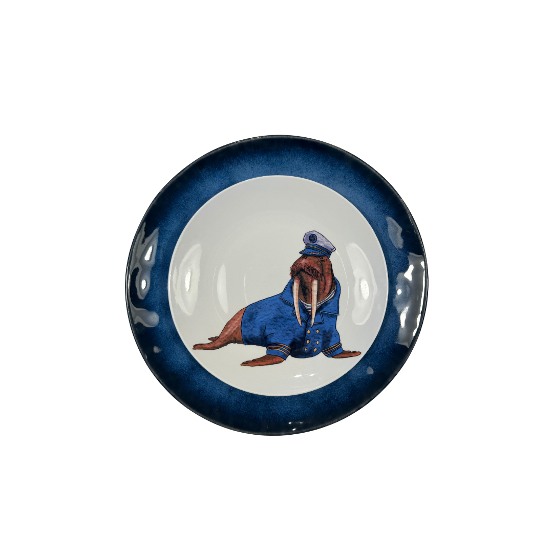 Plato porcelana morsa sobre plato azul cielo oceano