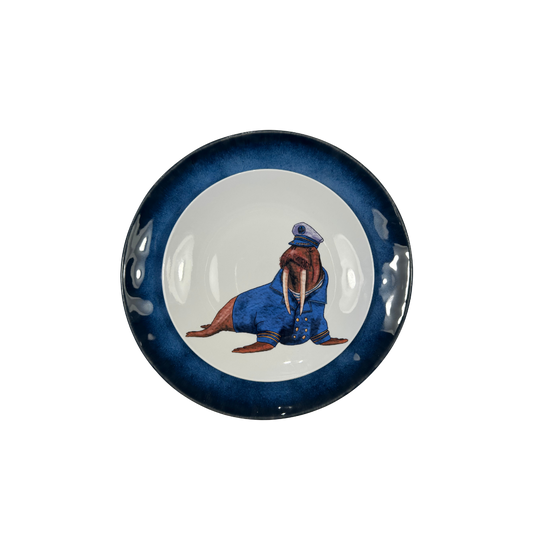 Plato porcelana morsa sobre plato azul cielo oceano
