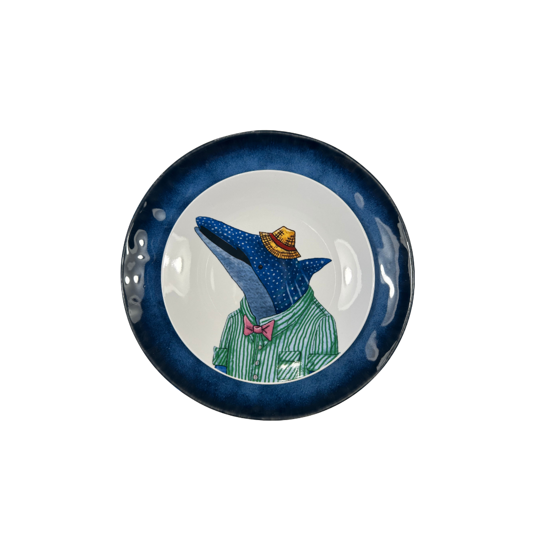 Plato porcelana tiburon ballena sobre plato azul oceano