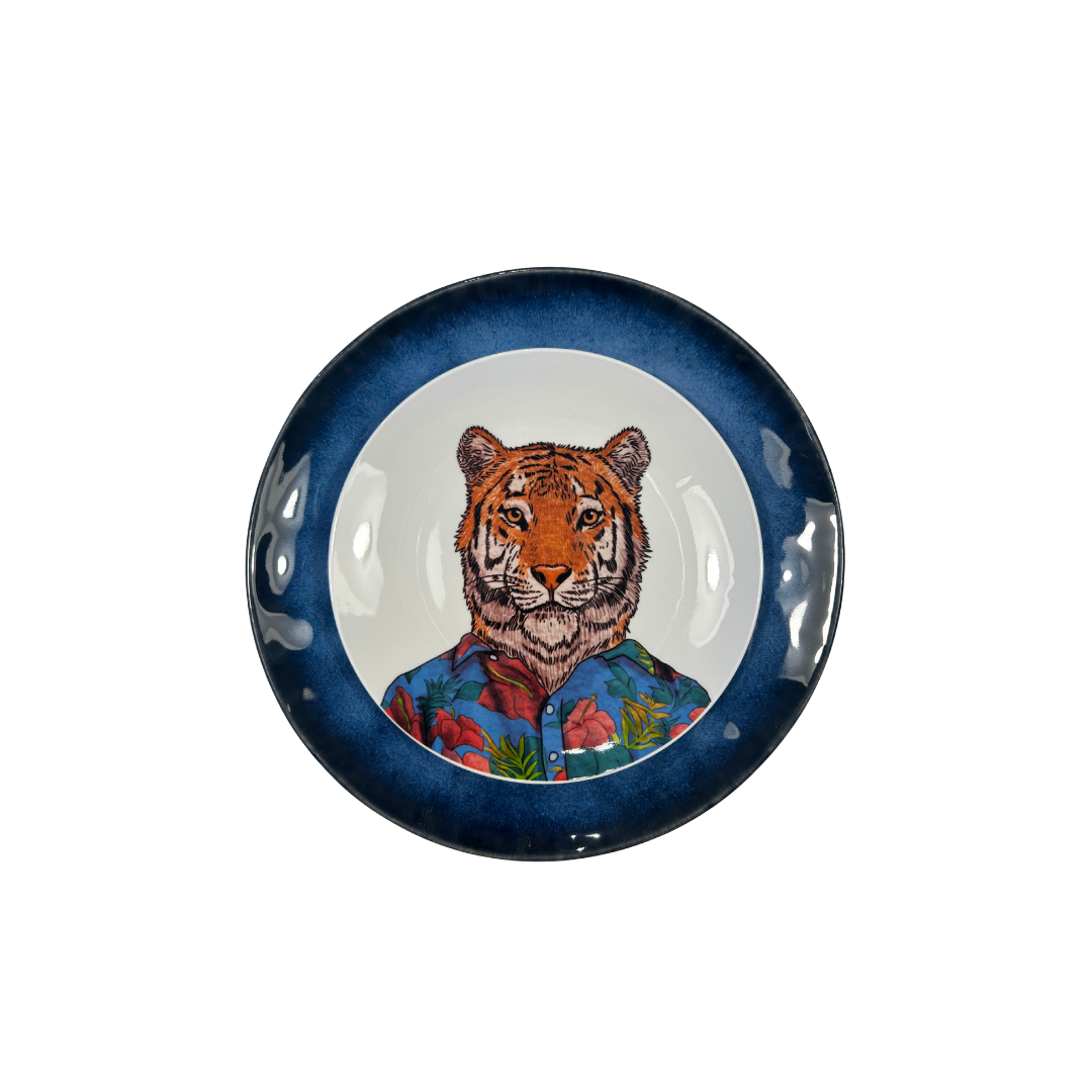 Plato porcelana tigre sobre plato azul oceano