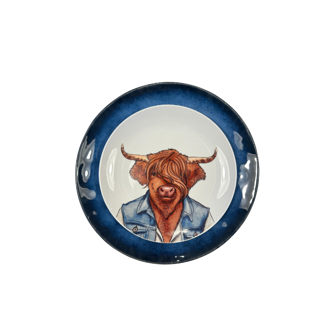 Plato porcelana vaca sobre plato azul oceano