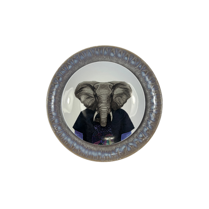 Plato porcelana elefante sobre plato violeta ahumado brillo