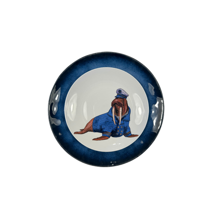 Plato porcelana morsa sobre plato azul cielo oceano