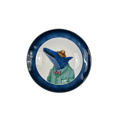 Plato porcelana tiburon ballena sobre plato azul oceano