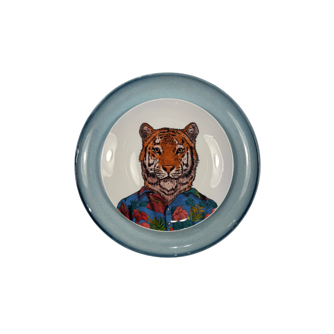 Plato porcelana tigre sobre plato azul cielo ceramica