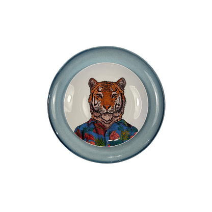 Plato porcelana tigre sobre plato azul cielo ceramica