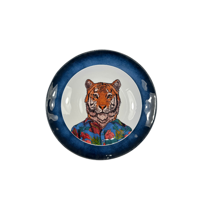 Plato porcelana tigre sobre plato azul oceano